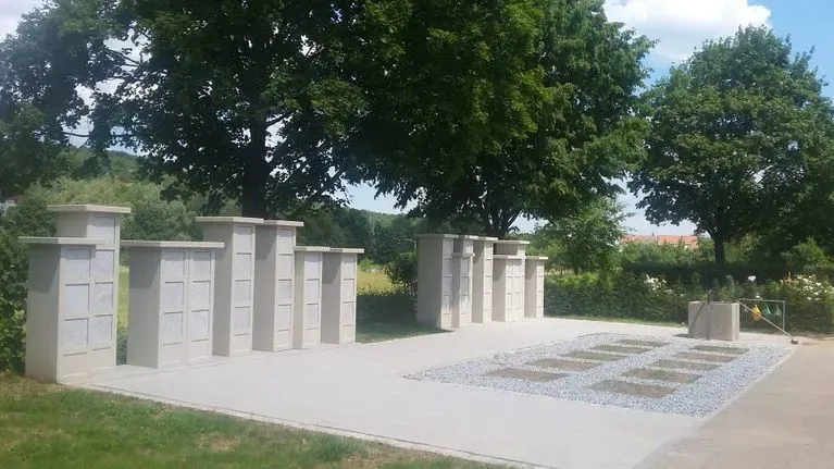 Projekte Steinarbeiten - Steinbeet und Steelen
