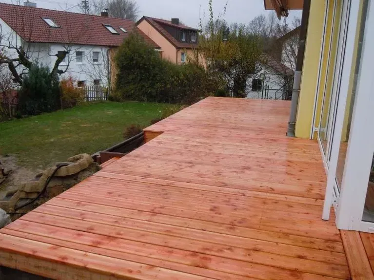 Referenzen im Bereich Holzarbeiten - Holzterrasse