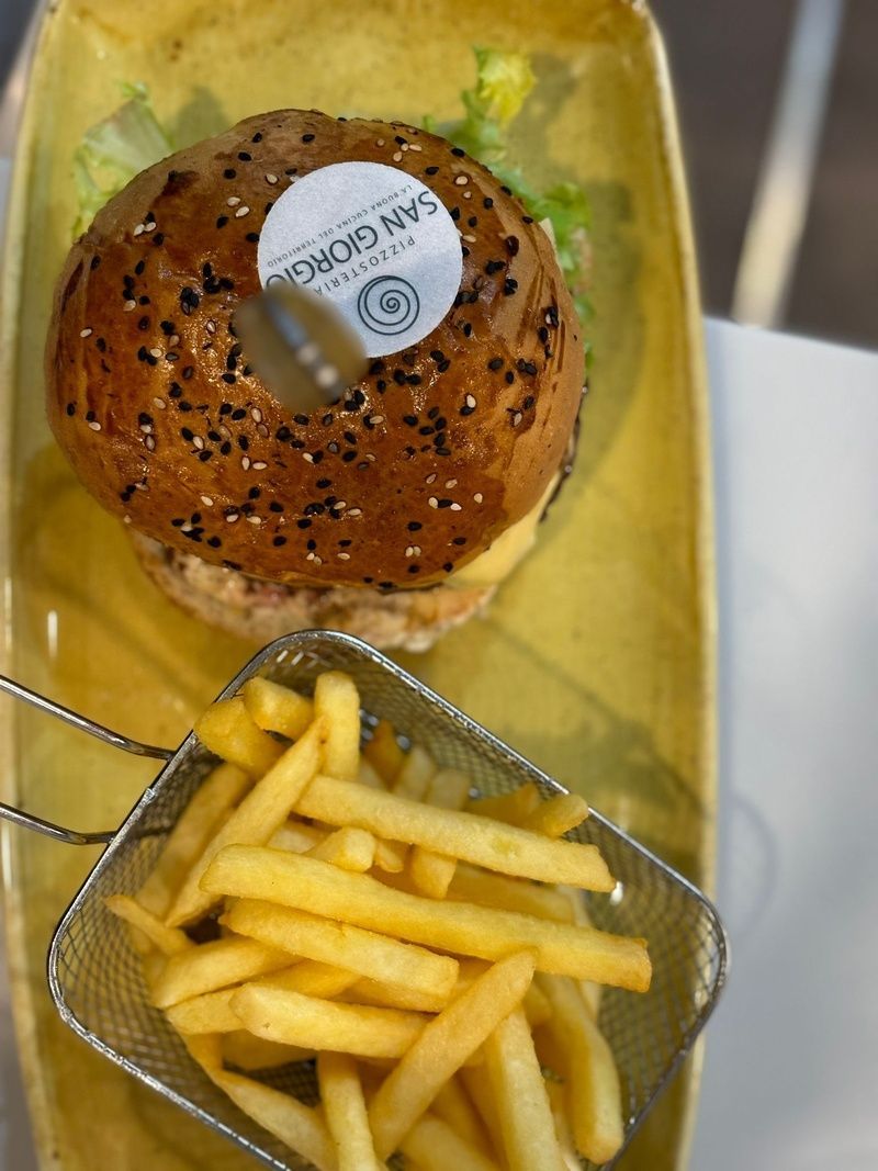 panino e patatine fritte