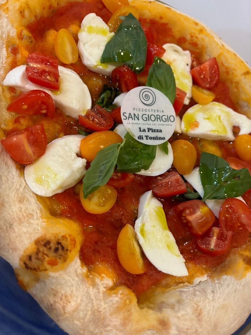 pizza con pomodorini