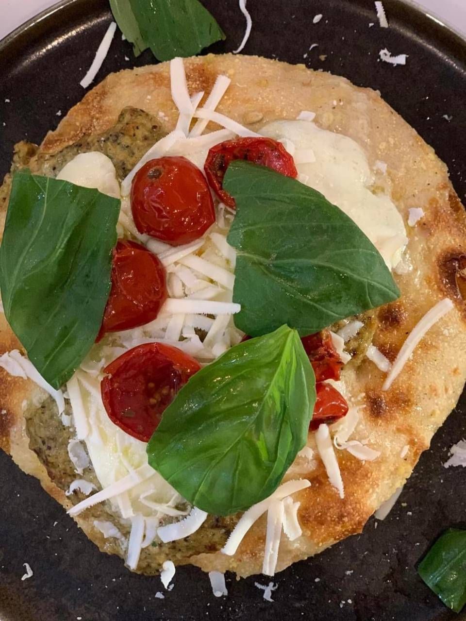 pizza con mozzarella, pomodoro e basilico