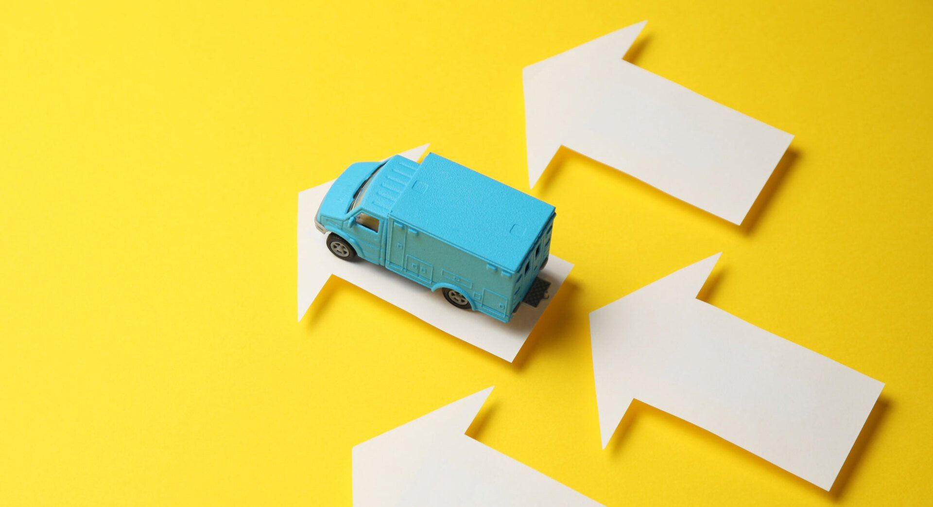 Camion bleu clair miniature avec des flèches blanches