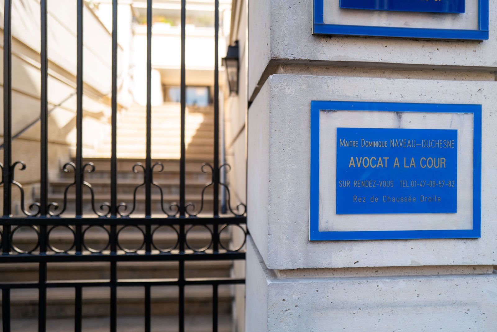 Entrée et plaque du cabinet de l'avocat Naveau-Duchesne