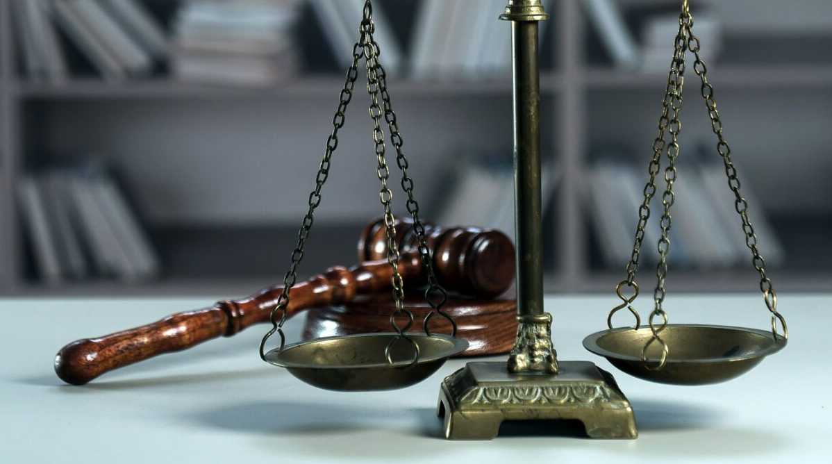 Balance du droit ancienne et marteau