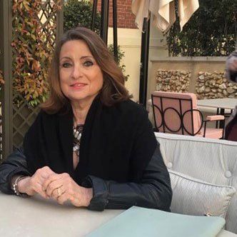 Portrait de maitre Dominique Naveau-Duschesne assise à une terrasse