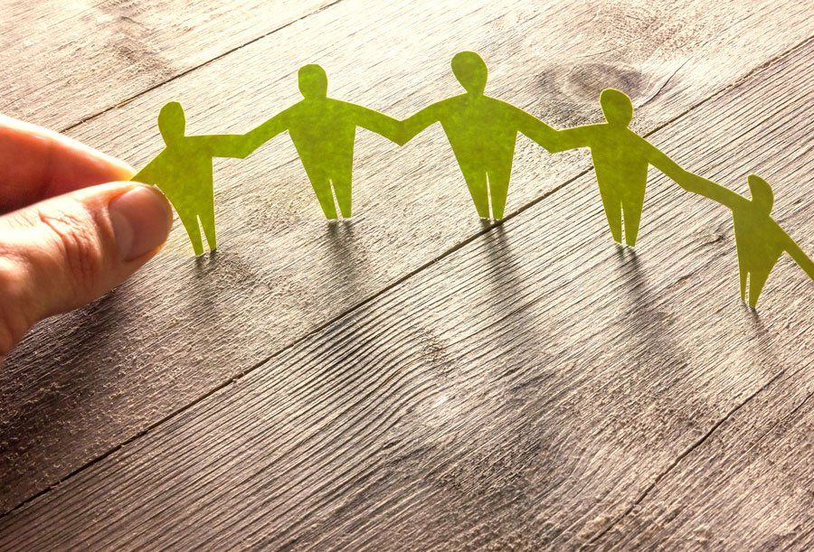 Silhouettes en papier vertes sur une table en bois