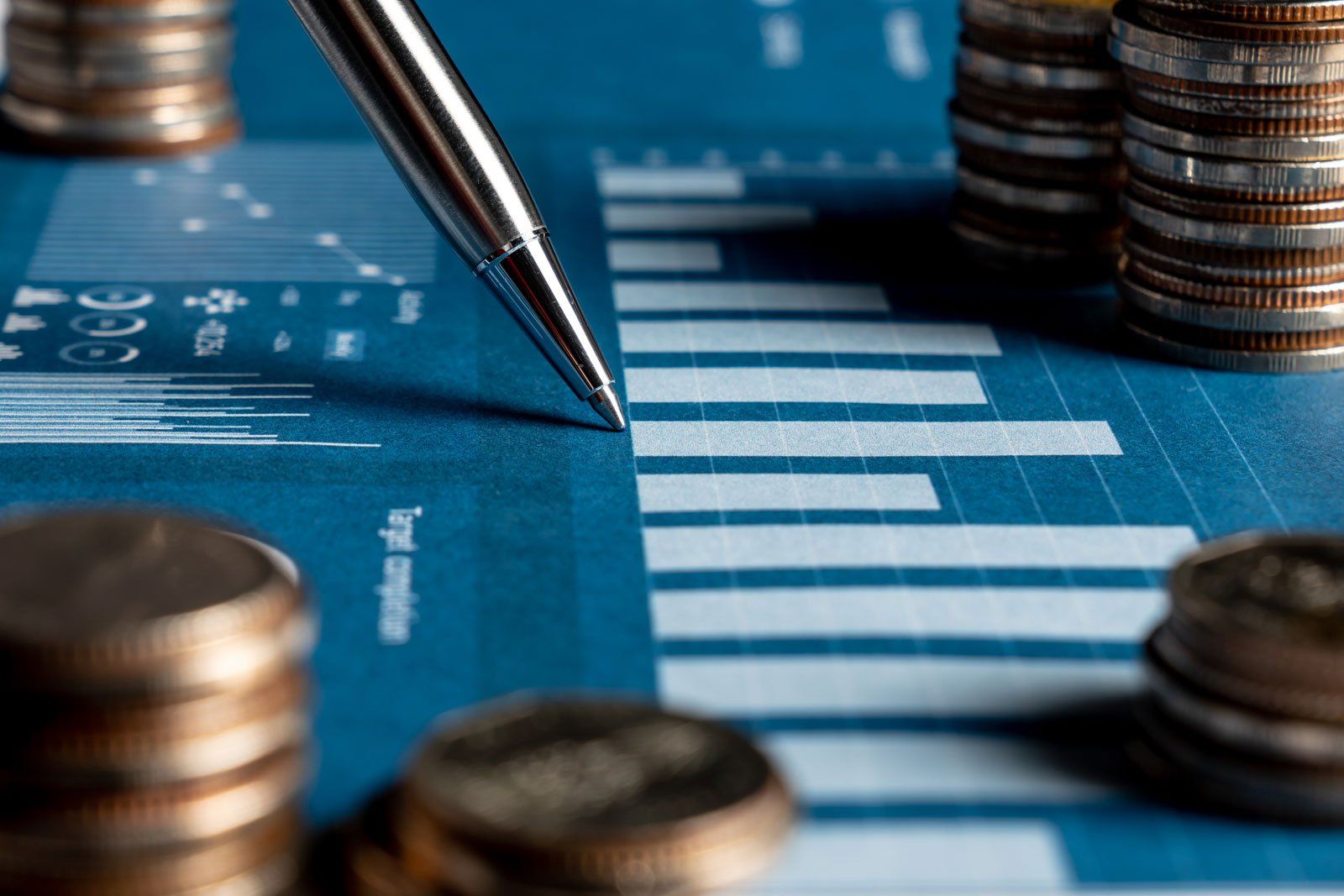 Stylo et pièces sur graphique boursier