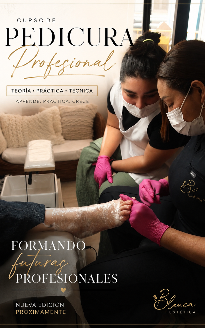 Una profesional de la belleza, vestida con una chaqueta beige y guantes, examina las uñas de una persona con camisa negra en un salón de belleza.