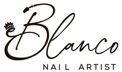Logotipo de "Blanco Nail Artist" en elegante tipograf&iacute;a negra con un peque&ntilde;o icono de corona sobre la letra B.