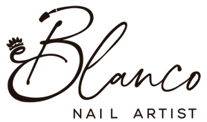 Logotipo de "Blanco Nail Artist" en elegante tipografía negra con un pequeño icono de corona sobre la letra B.