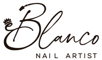 Logotipo de "Blanco Nail Artist" en elegante tipografía negra con un pequeño icono de corona sobre la letra B.