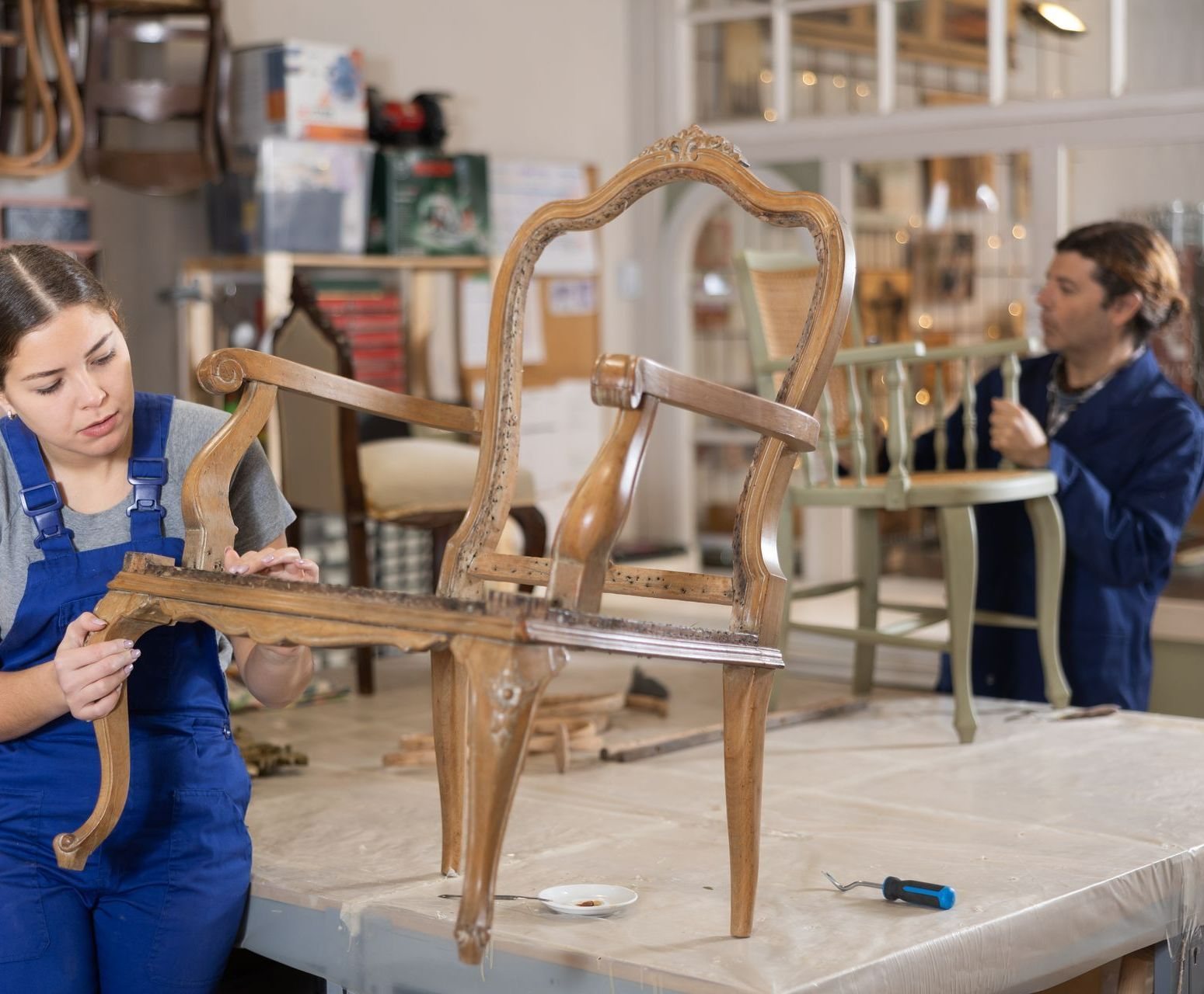 Réparation d'une chaise en bois