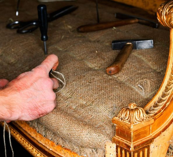 Un homme qui restaure un fauteuil