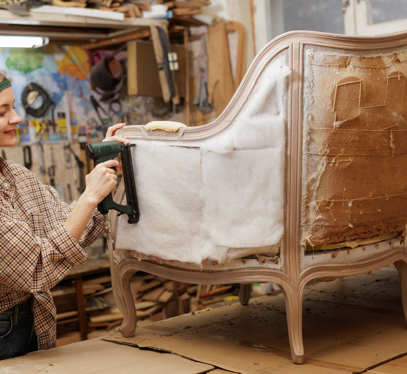 Une femme qui restaure un fauteuil