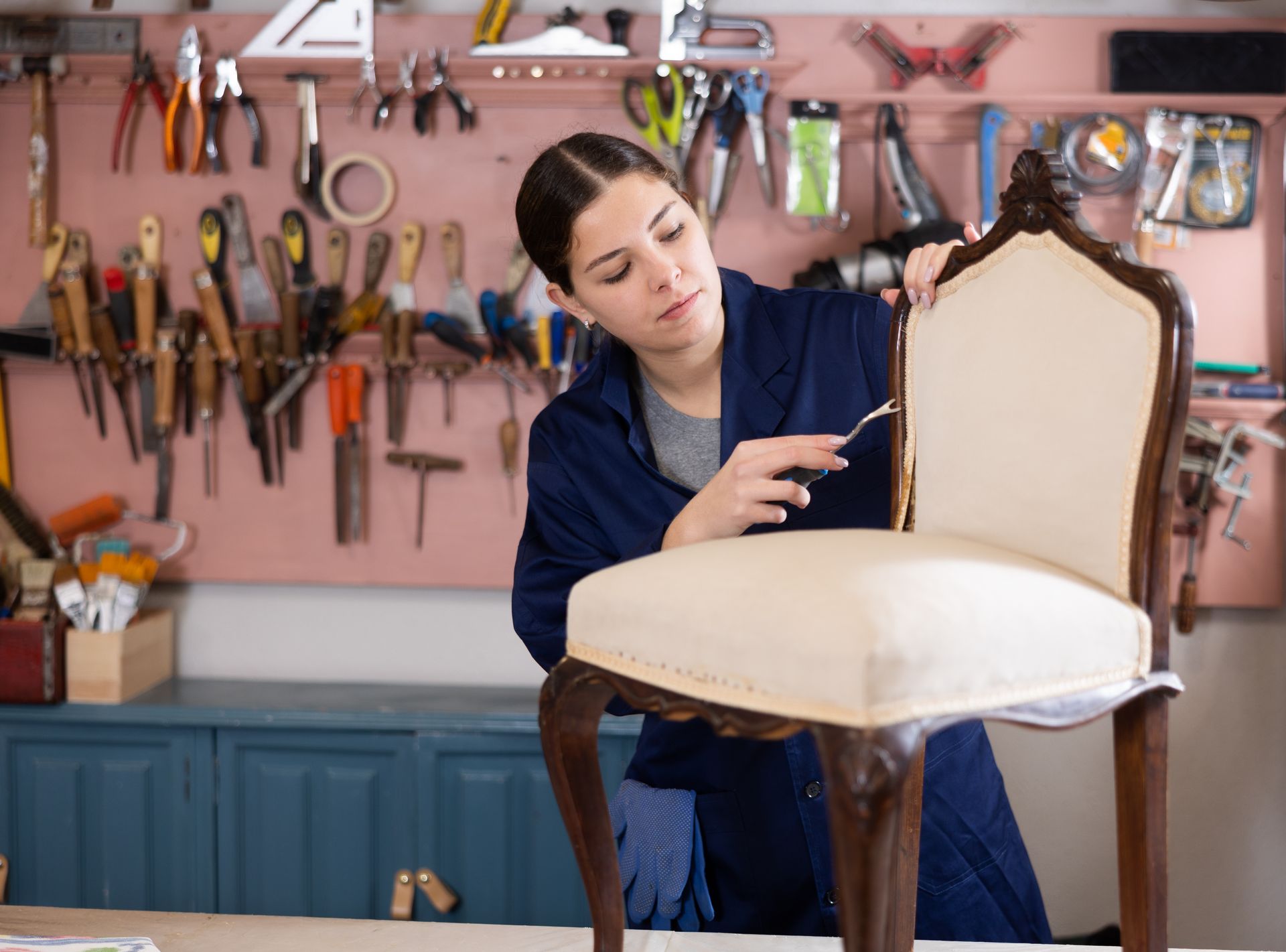 Une femme qui restaure une chaise