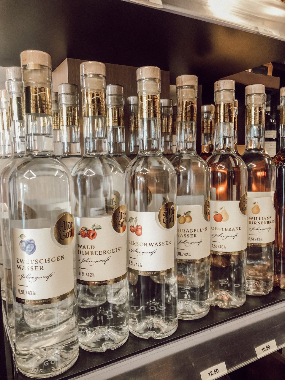 Flaschen mit Obstbränden