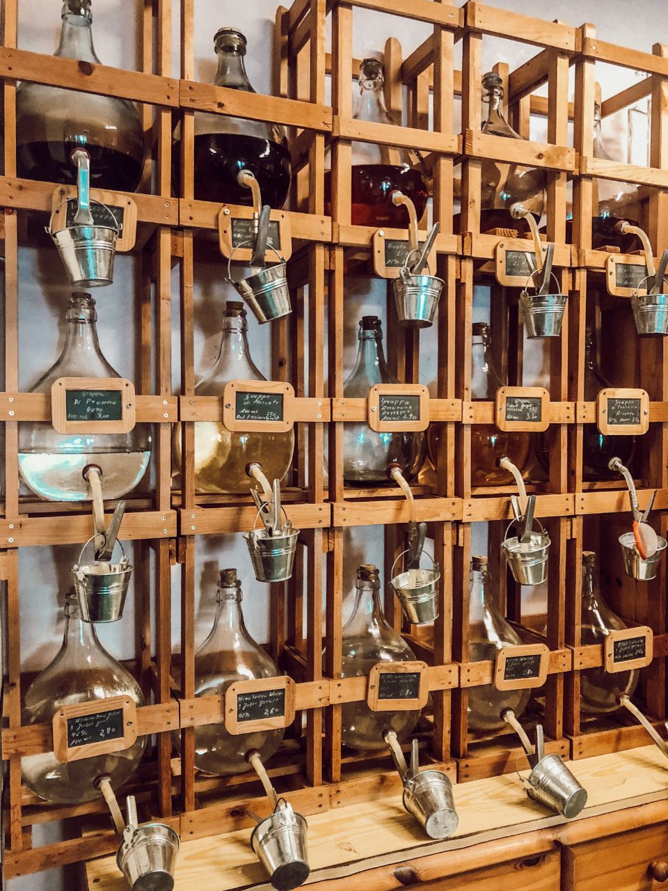 Flaschen mit Obstbränden