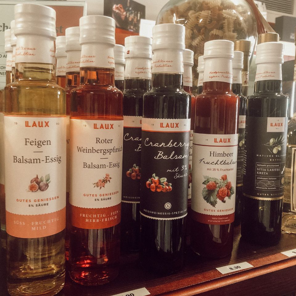 Flaschen mit Obstbränden