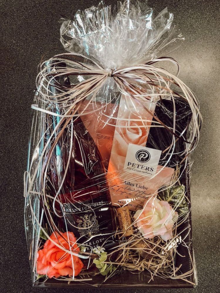 Geschenkpaket mit Wein und anderen Delikatessen