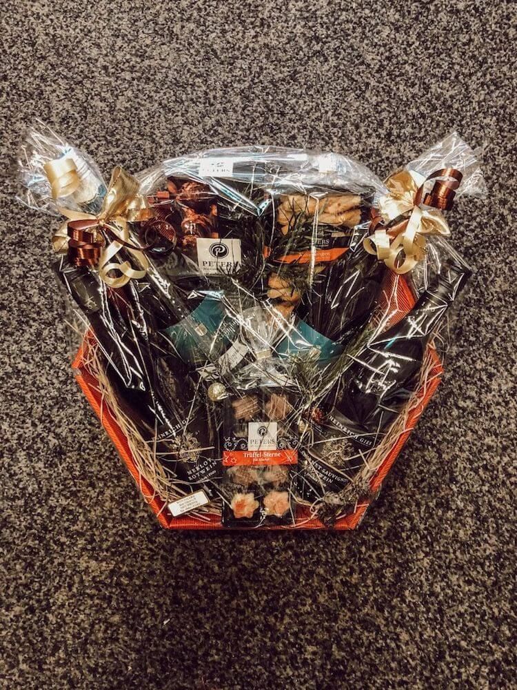 Geschenkpaket mit Wein und anderen Delikatessen