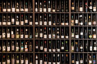 Foto von vielen Weinflaschen im Regal