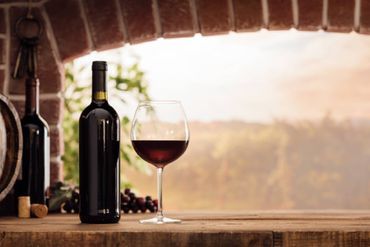 Rotweinglas mit Flasche