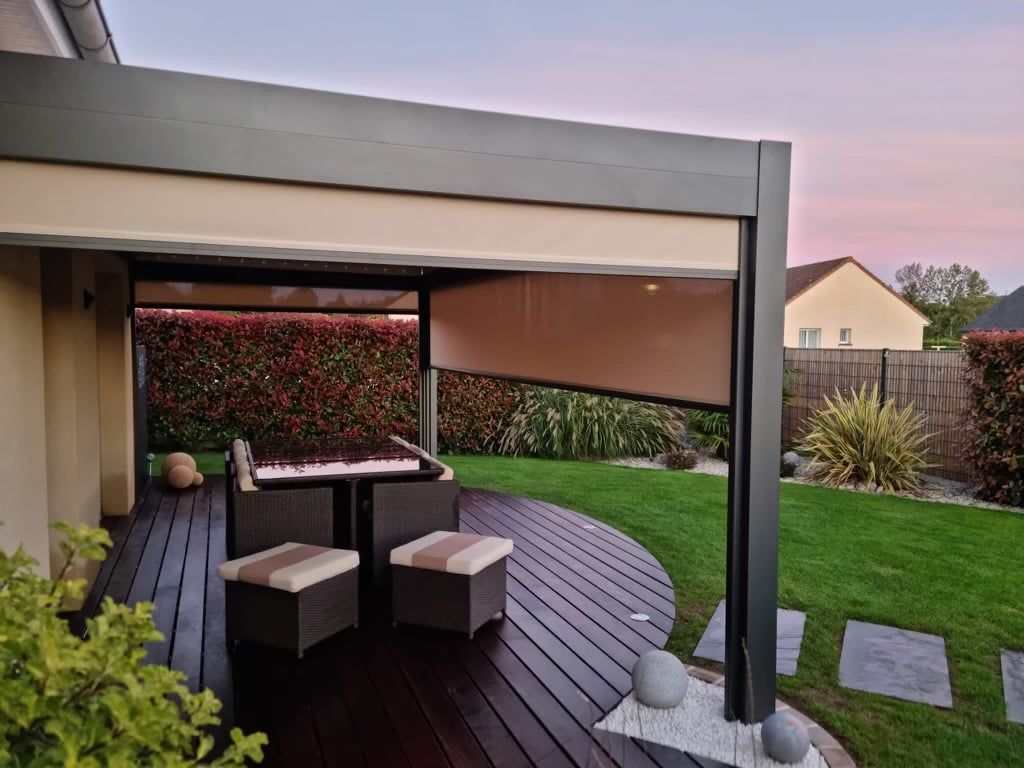 Pergola dans un jardin aménagé