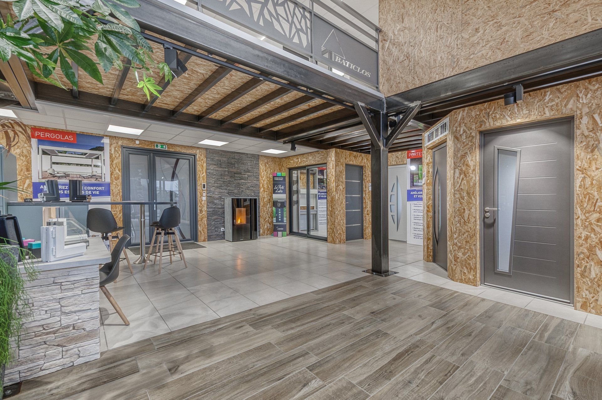 Showroom avec exposition de portes d'entrée