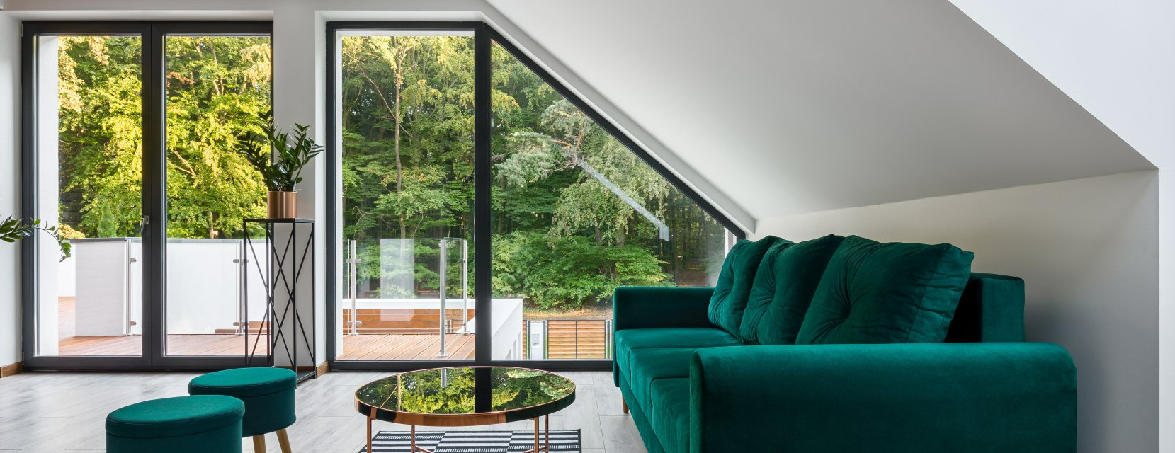 Grandes fenêtres et vue sur de la végétation