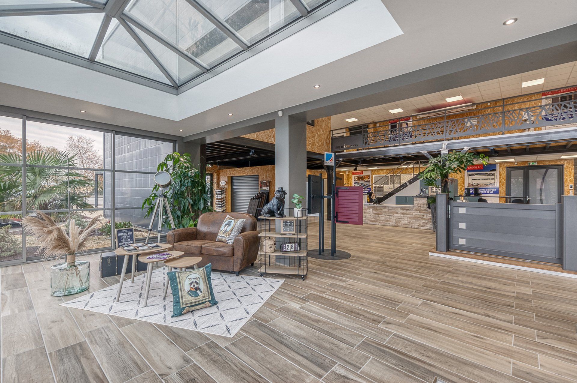 Salle d'attente sous un velux en verre