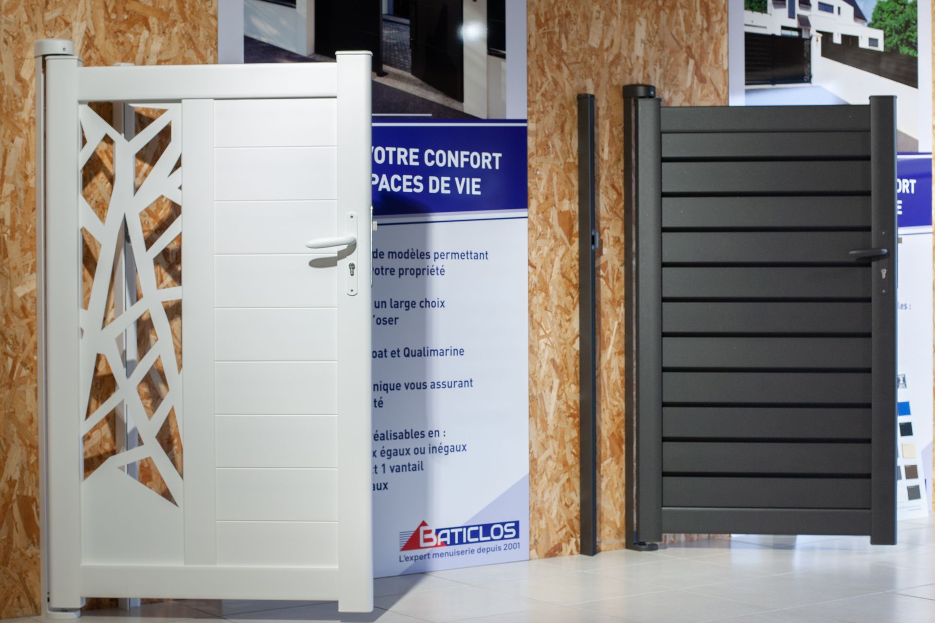 Deux portails : un blanc et un foncé