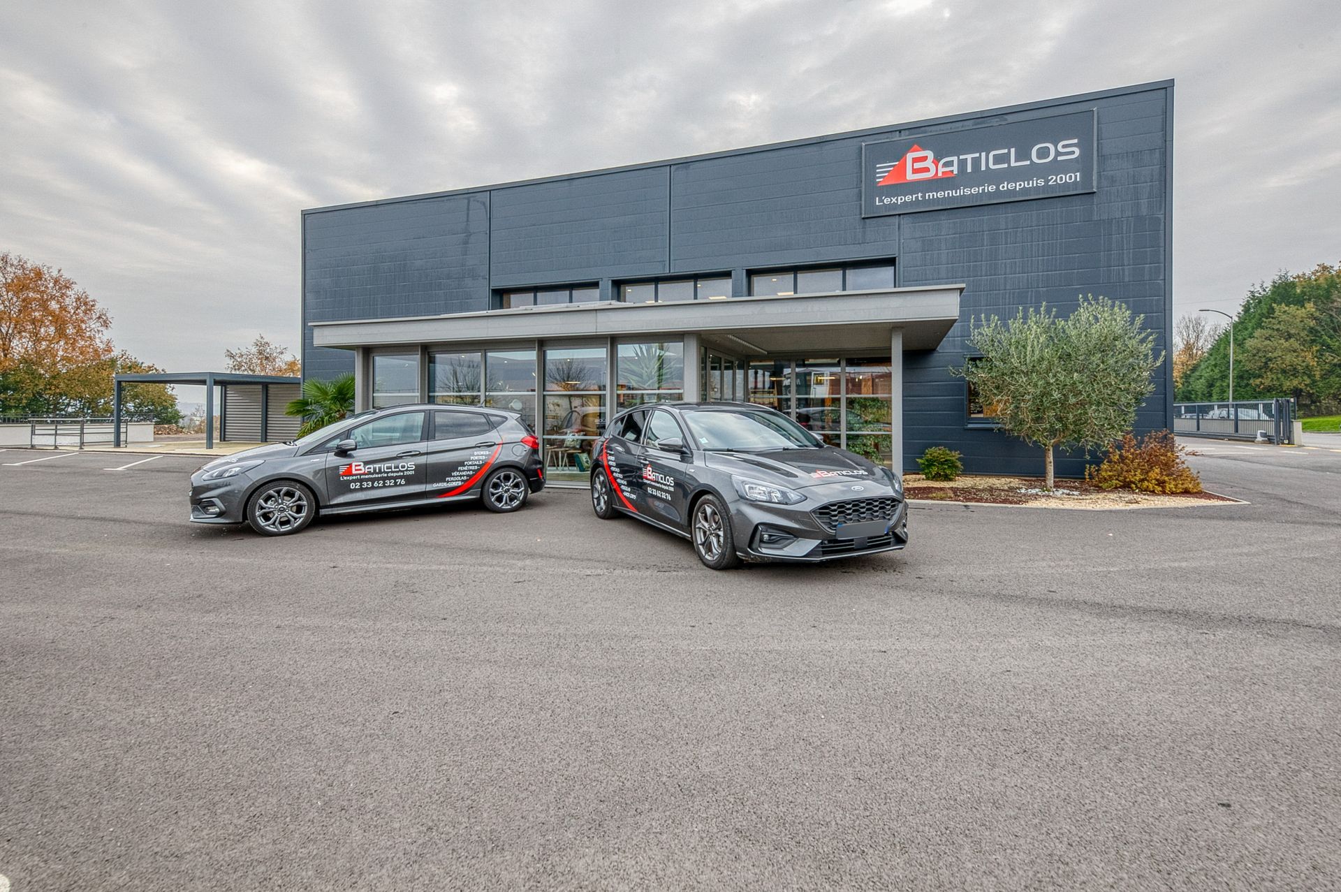 Deux voitures noires avec le logo Baticlos