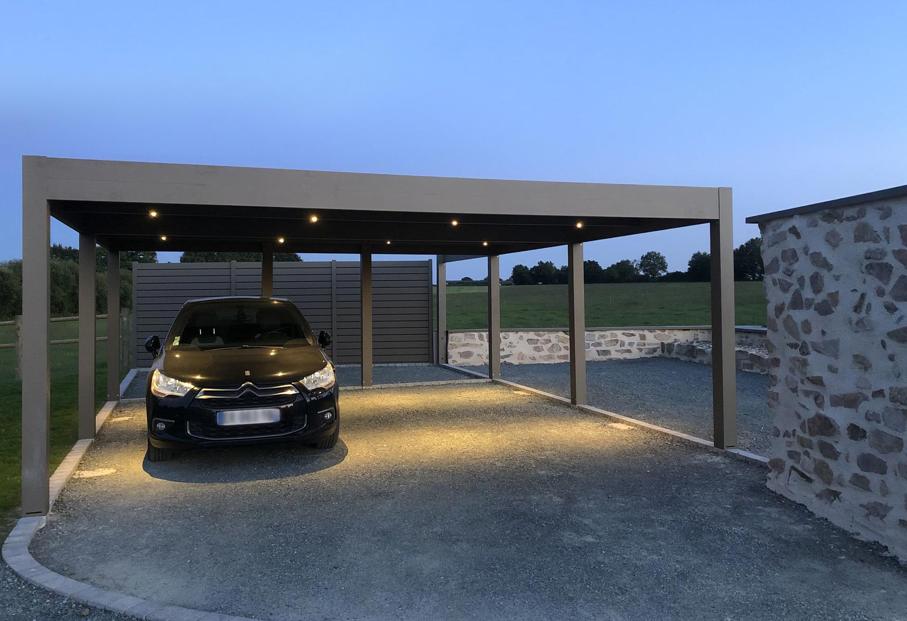 Carport en alu et voiture stationnée