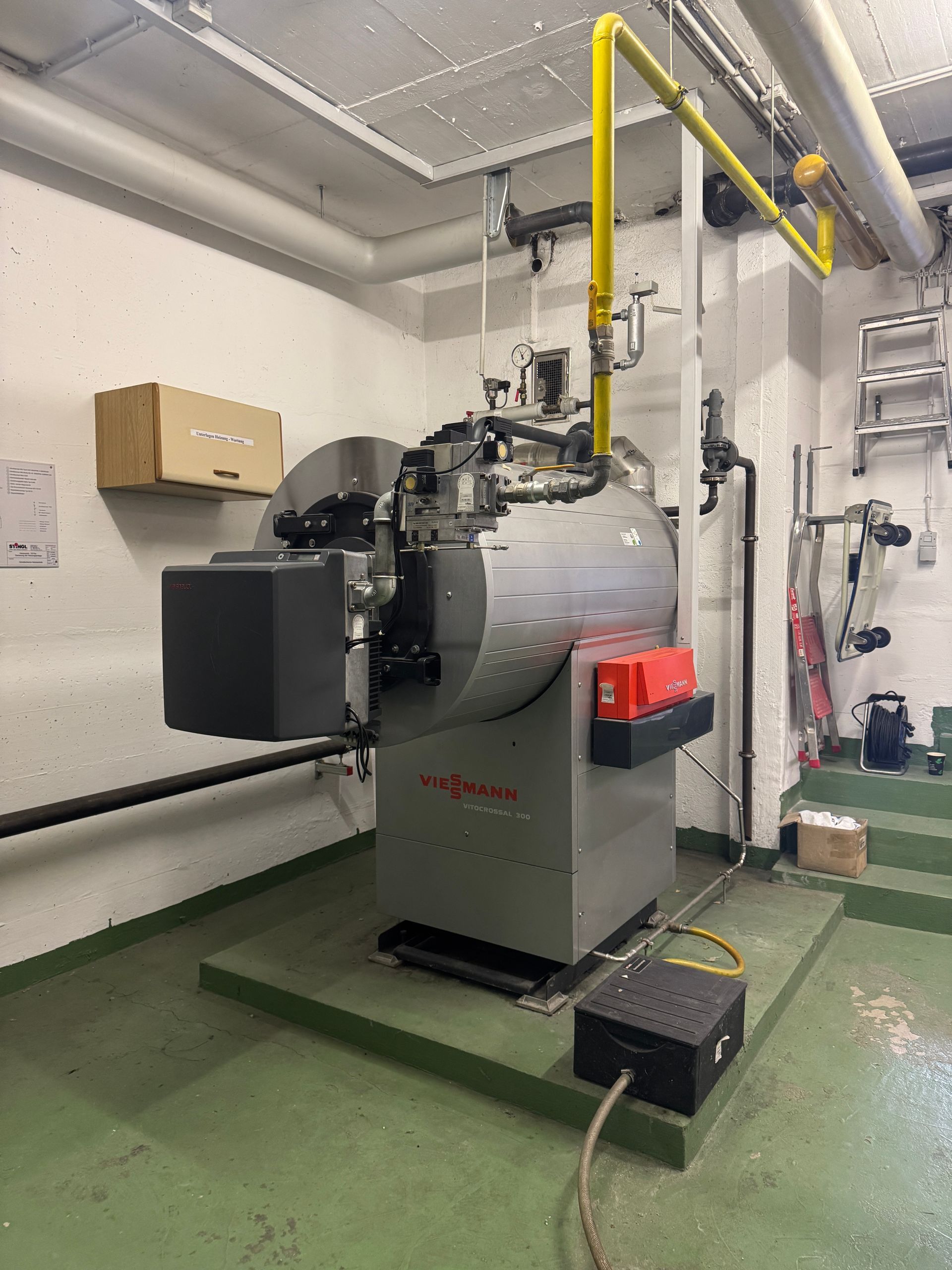 Ein silber-grauer Heizkessel in einem Hauswirtschaftsraum