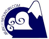 Logotipo azul con una monta&ntilde;a blanca estilizada y nubes, con el texto &laquo;aranskimountain.com&raquo; alrededor del borde