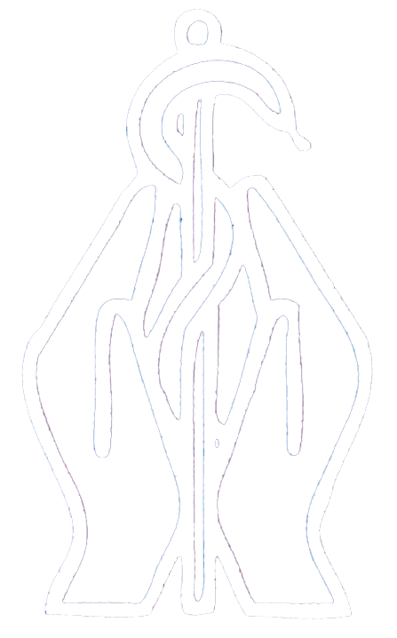 Weißer, ausgeschnittener Anhänger: ein stilisierter Vogel mit Hakenschnabel, ausgebreiteten Flügeln und einer Aufhängeschlaufe.