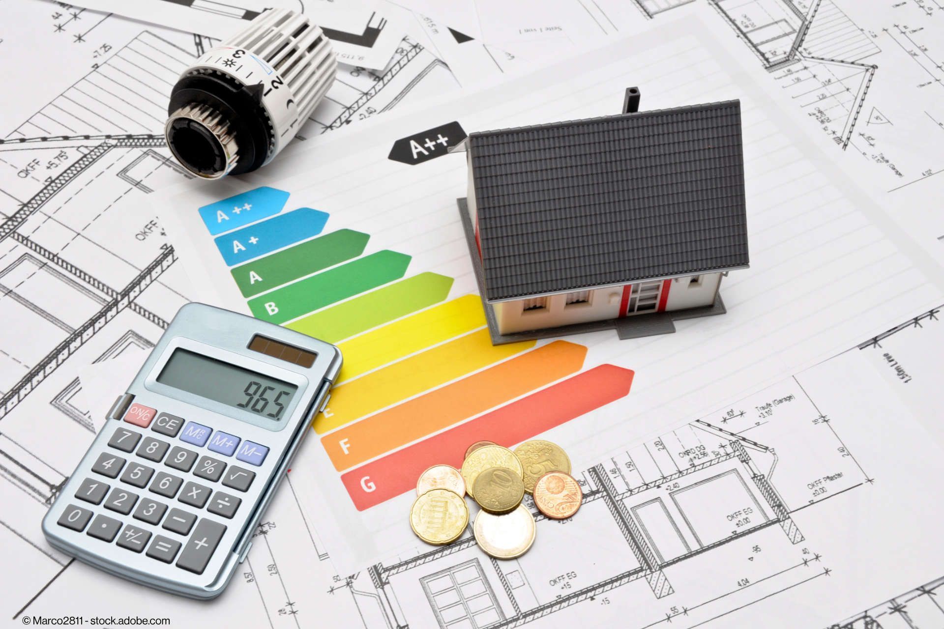 Energieberatung mit Bauplänen, Rechner, Geld und Thermostat