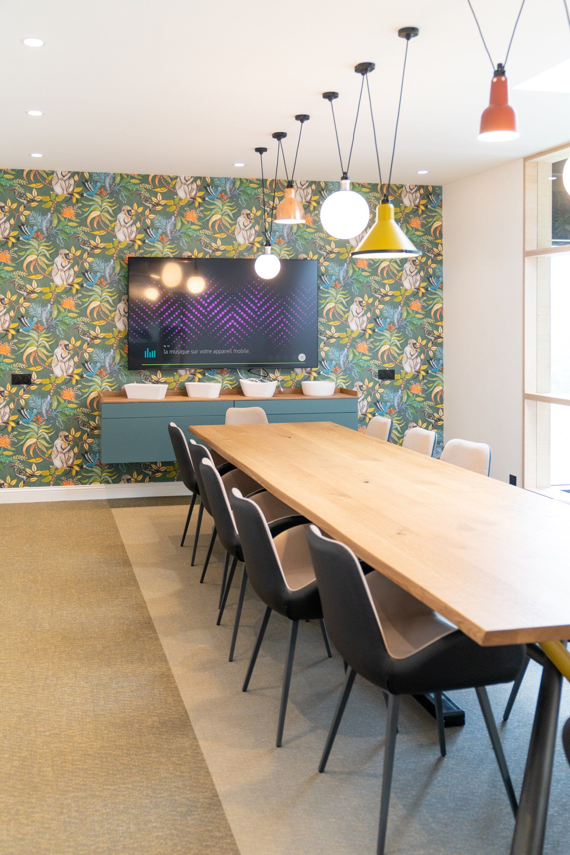 Salle de réunion avec tapisserie florale
