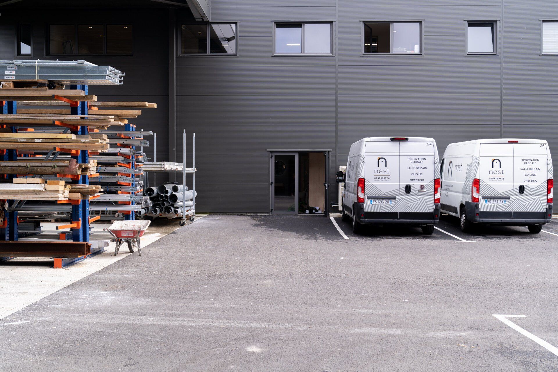 Camions et entrepôt de stockage du showroom de Gouesnou
