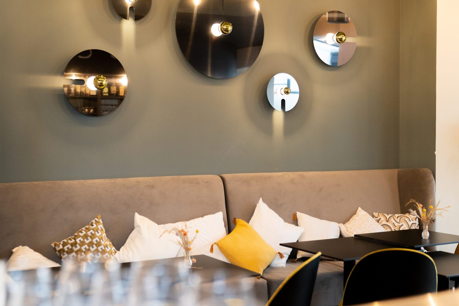 Banquette et décoration murale