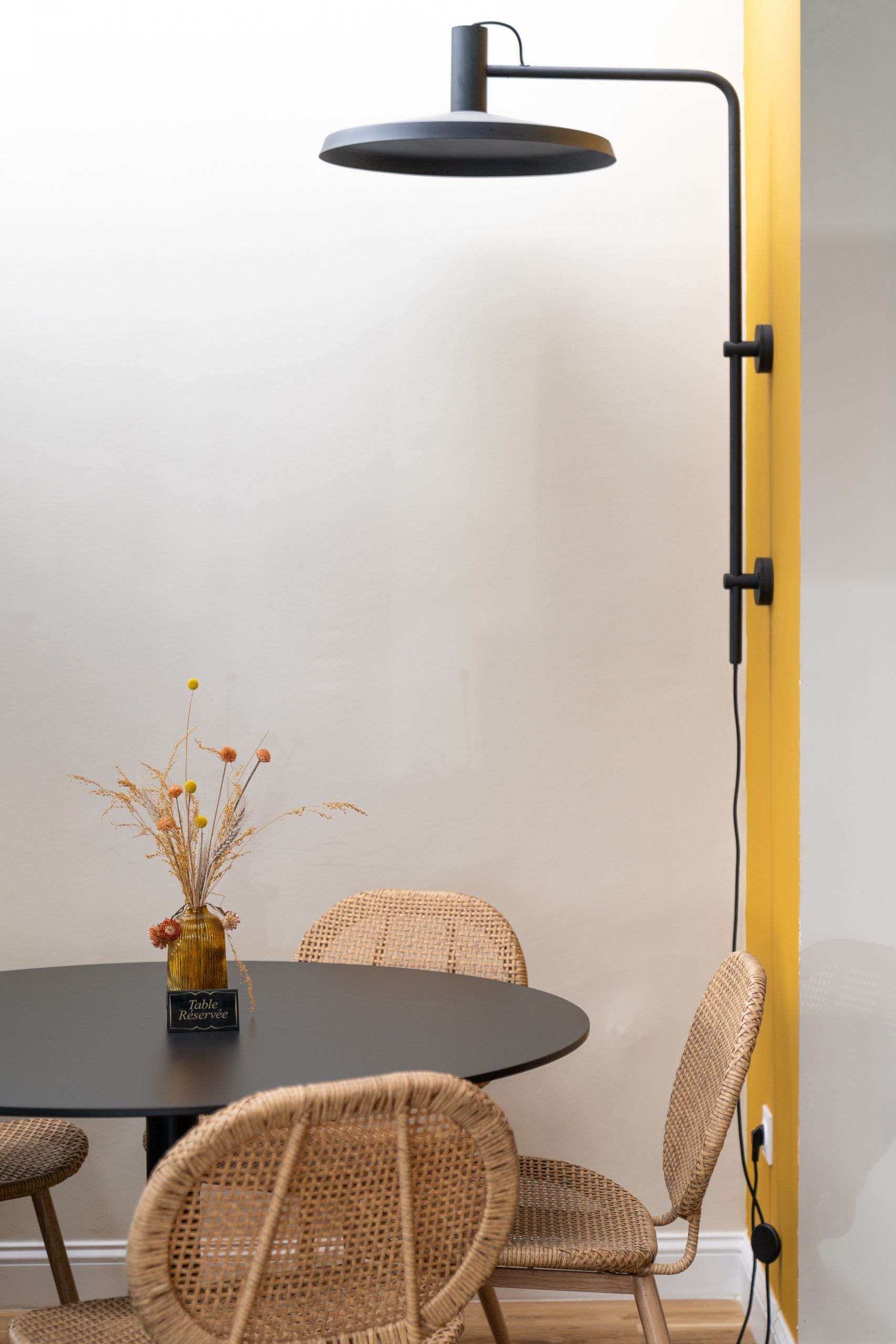 Table avec luminaire au dessus