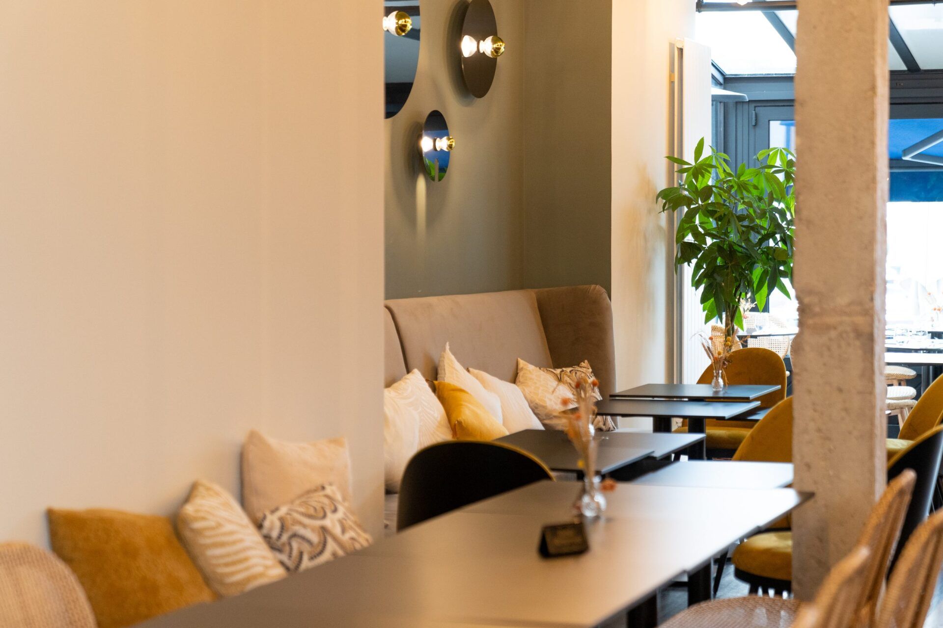 Salle de restauration avec banquettes et coussins