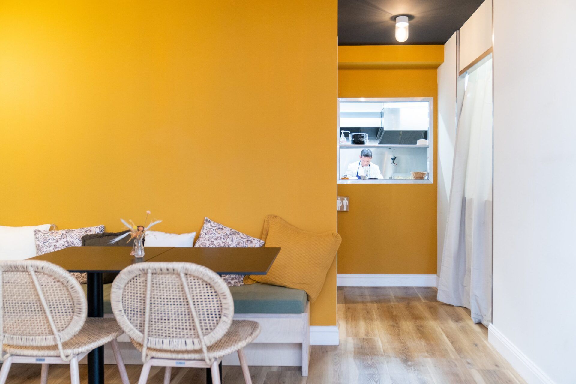 Vue depuis la salle du restaurant sur la cuisine 2