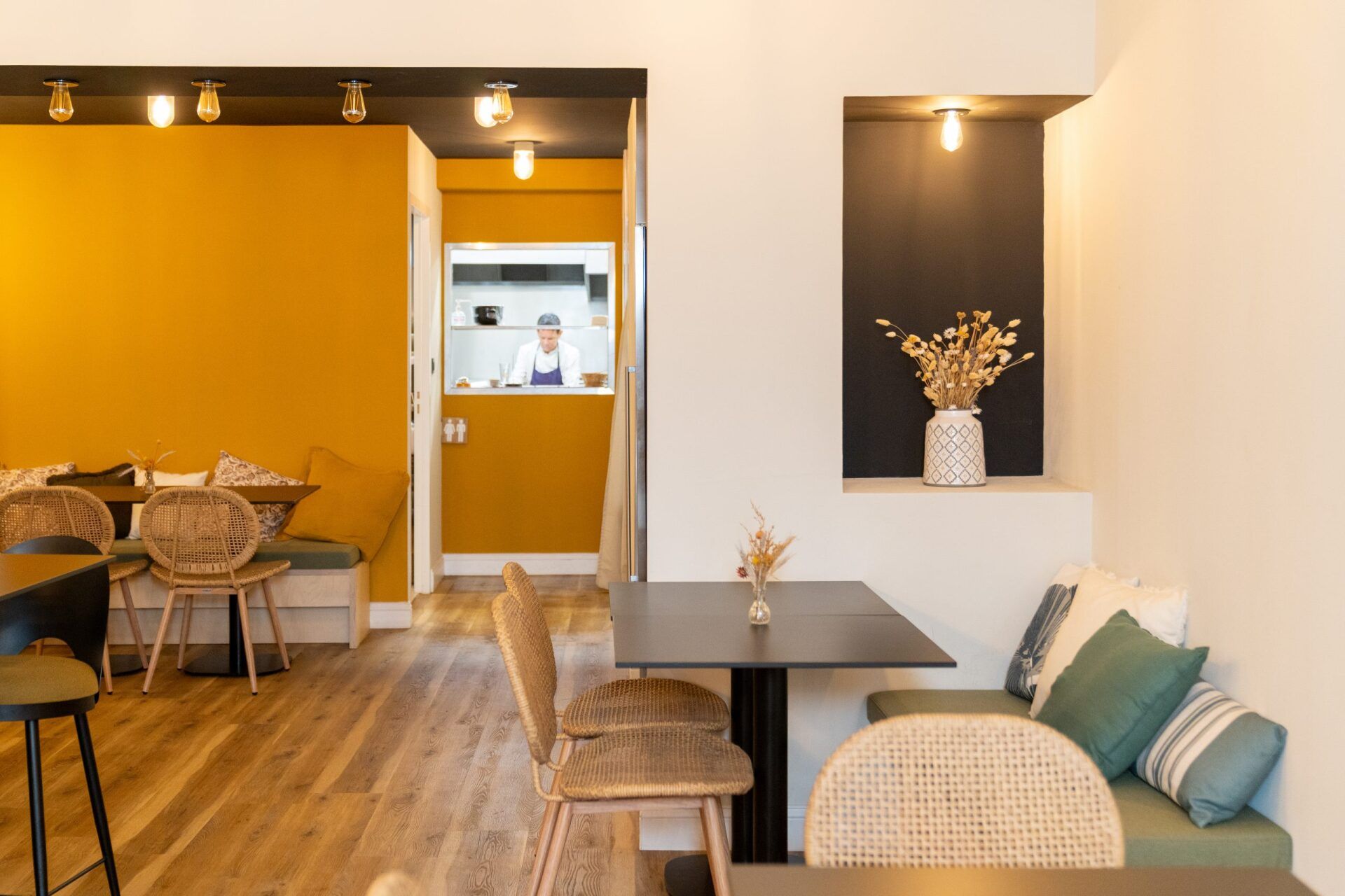 Vue depuis la salle du restaurant sur la cuisine