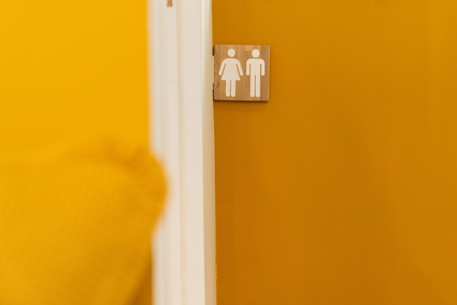 Pancarte de toilettes jaune