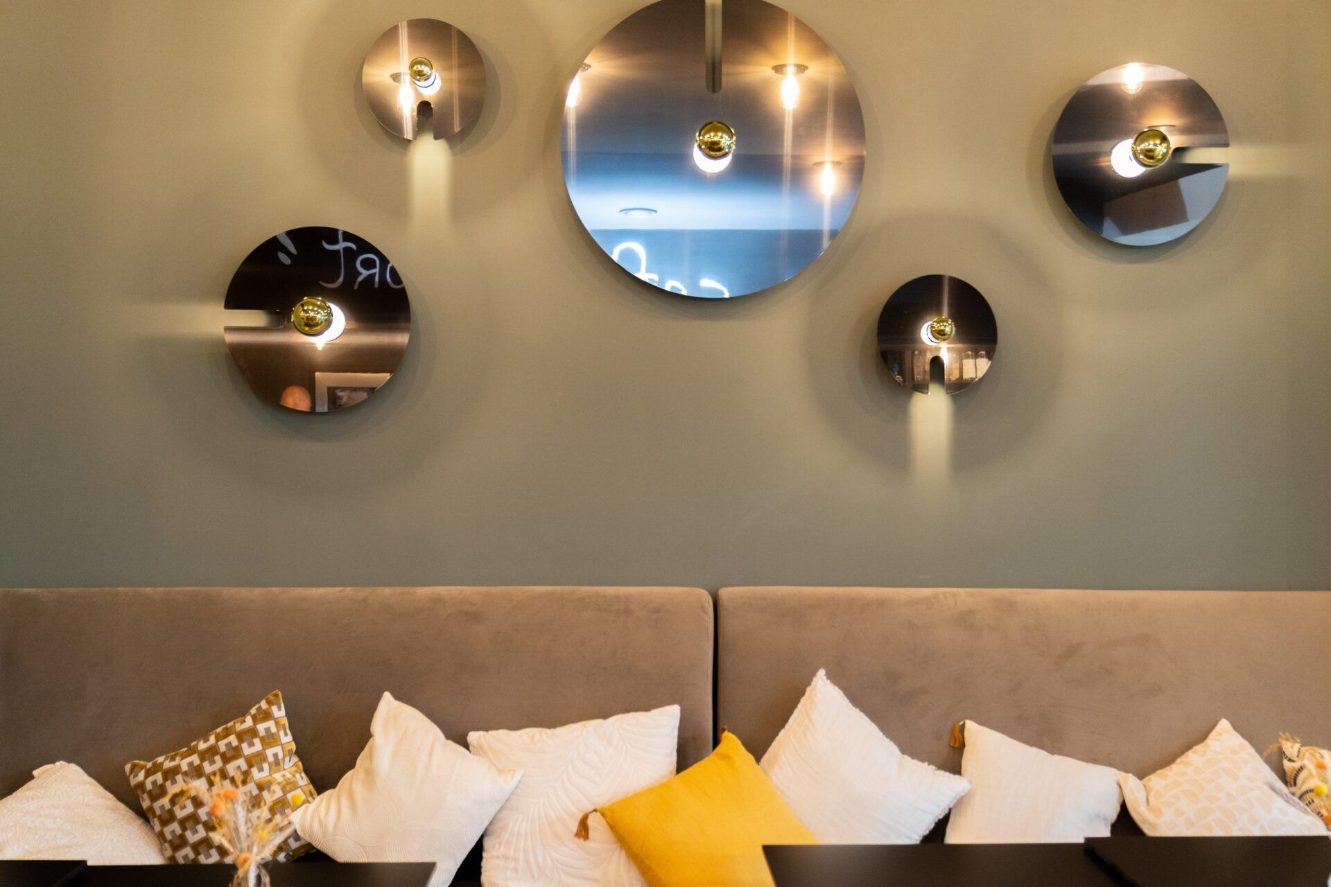 Zoom sur la déco au-dessus des banquettes