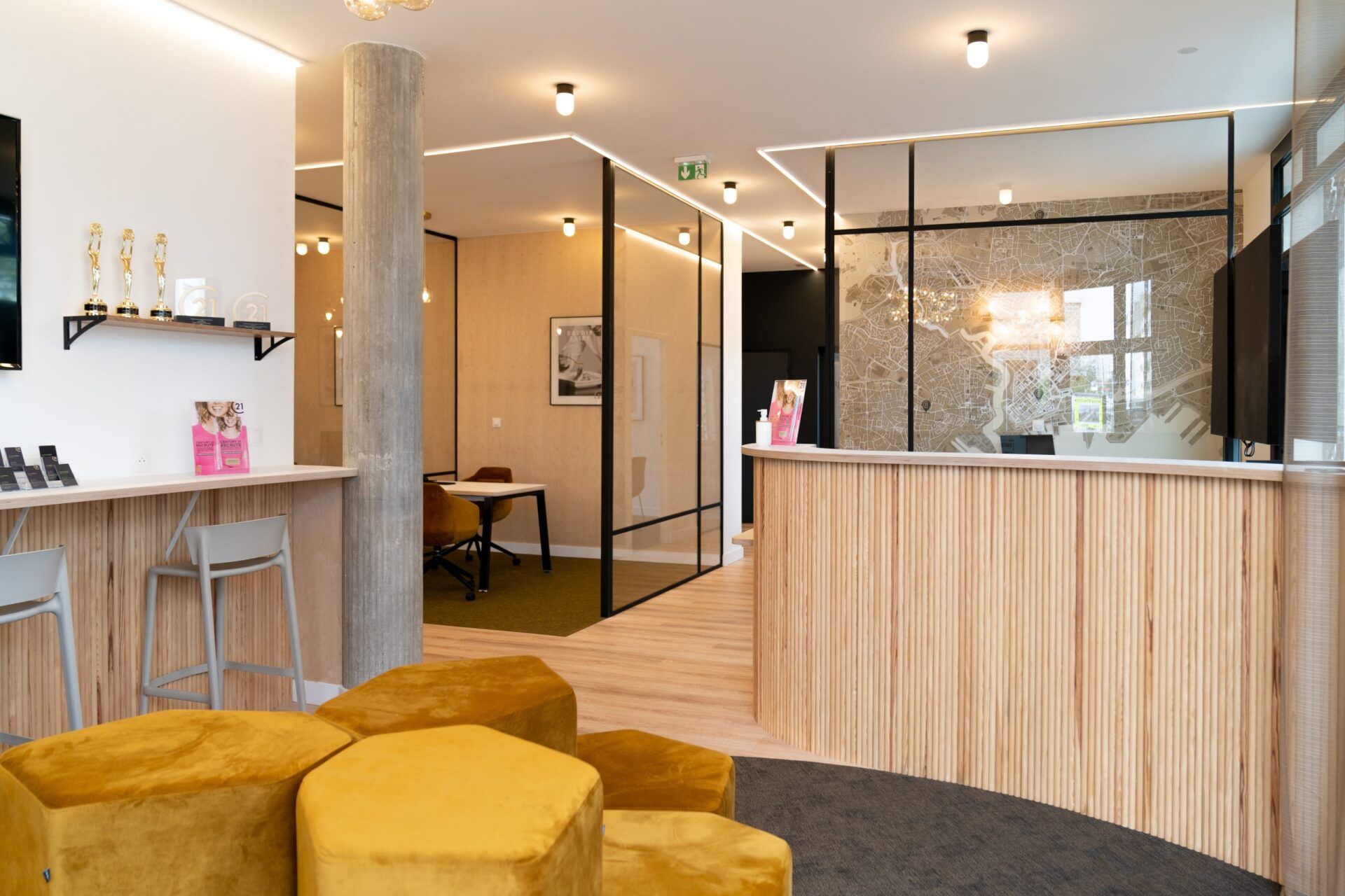 Comptoir d'accueil et salon d'attente