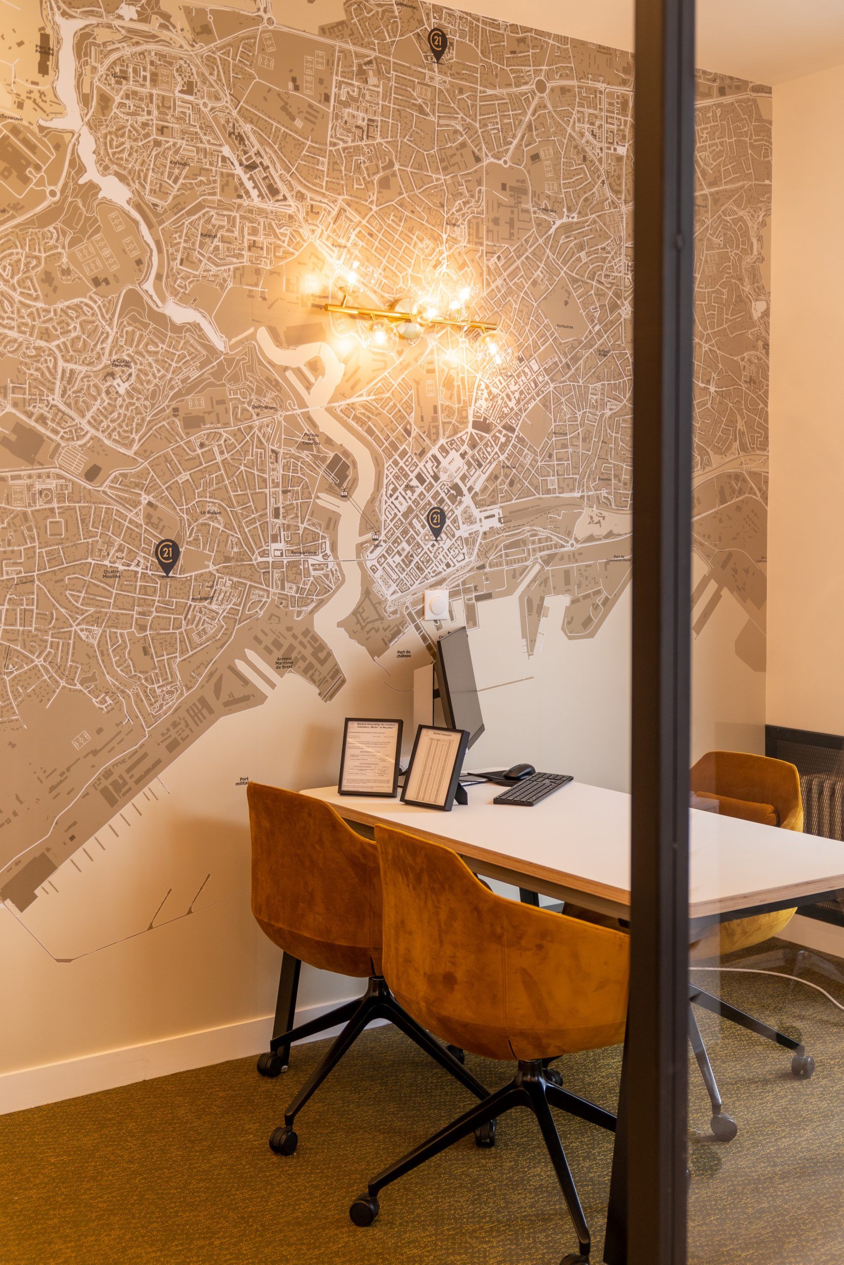 Bureaux agence Century 21 avec carte au mur