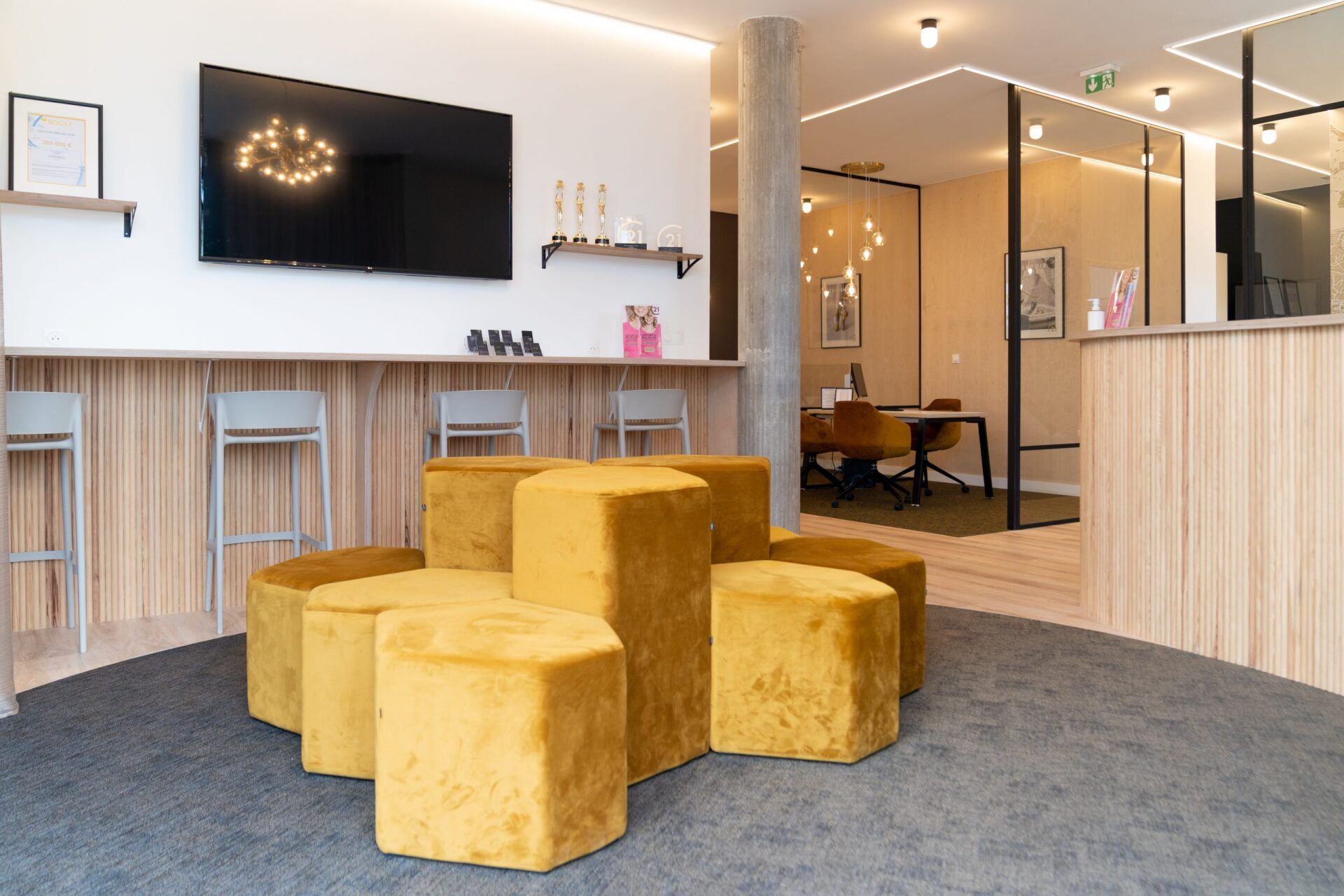 Salon d'accueil avec pouf moutarde