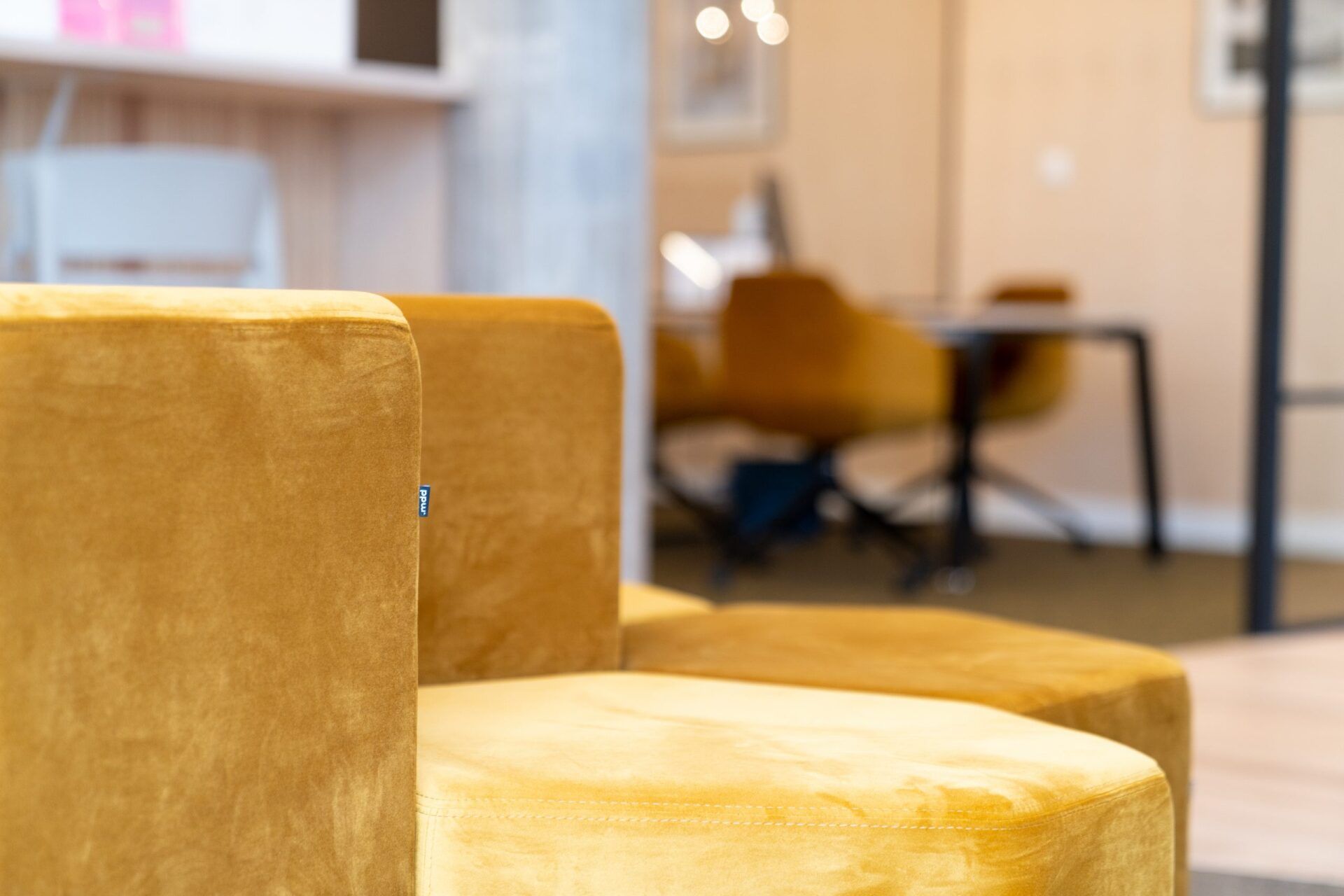 Zoom sur pouf moutarde